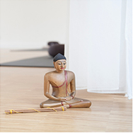 schöne reduzierte Buddha Statue aus Holz